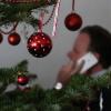 Business-Calls unterm Tannenbaum? An Feiertagen müssen Beschäftigte nicht für die Arbeit erreichbar sein.