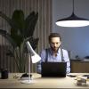 Konzentriert arbeiten: Lampen mit kühler Lichtfarbe fördern die Produktivität und schonen die Augen.