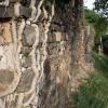 Wandern durch Ruinen: Besucher im Geisterdorf von San Vicente de Munilla.