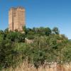 Erkennungsmerkmal für Wanderer: der Doppelturm der Burgruine von Ruesta.