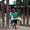 Ein Kind trägt Weihnachtsspenden der sozialen Bewegung SOMOS in der Favela Jardim Gramacho in Brasilien.