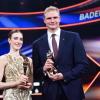 Die Sportgymnastin Darja Varfolomeev (l) und der Ruderer Oliver Zeidler halten während der Gala für die Wahl «Sportler des Jahres» im Kurhaus ihre Siegertrophäen.