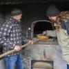 Die Zimtnussschnecken sind fertig. Ofenheizer Markus Frigl (links) und Peter Götz holen sie aus dem Ofen.