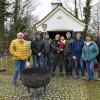 Bei der Brotbackgruppe des Dorfvereins Kaufering am Backhäusle am Spielplatz in Alt-Kaufering holen Mitglieder ihre Brote ab.