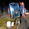 Der Busfahrer konnte sich selbst über eine Dachluke aus dem Fahrzeug retten. Die Feuerwehr Blaustein war mit 25 Einsatzkräften vor Ort. 