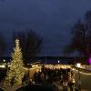 Blaue Stunde am Sonntag beim Christkindlmarkt in Schondorf, der erstmals auf der Seeanlage stattgefunden hat.