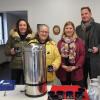 Sylvia Klünder, Pamela Gehringer, Verena Szepanski und Bill Graßl (von 
links nach rechts) empfingen die Gäste beim Flohmarkt in der früheren 
Engel-Apotheke mit Glühwein und Kinderpunsch.  