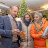 Ulrich Mayer berät Kathi Ulrich und ihre Mutter Rita Ulrich beim Einkauf. Der Grappa ist bereits verpackt. 