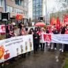 Rund 100 Mitarbeiter protestierten in Hannover vor dem Verhandlungshotel gegen die Sparpläne des Konzerns.