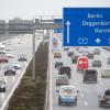 Zahlreiche Autos fahren auf der Autobahn 9 am 23. Dezember 2023.