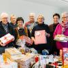 Rund 400 Geschenke sortieren die Mitglieder des Rotary-Clubs Krumbach gemeinsam mit Silvia Knoll vom Dominikus-Ringeisen-Werk (2. von rechts), damit diese rechtzeitig zu Weihnachten bei den Empfängern sind.