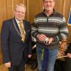 Der frühere Stadtrat Jan-Erik Ahlborn (rechts) erhielt von Bürgermeister Stephan Winter die Stadtmedaille.