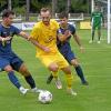 Dank 16 Treffer von Dennis Biber überwintert der TSV Ustersbach als Tabellenführer der Kreisklasse Nordwest. Hier setzt sich der Goalgetter gegen Deniz Tetik vom TSV Täfertingen durch. 