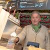 Dieter Held, der die Almhütte auf dem Augsburger Christkindlesmarkt betreibt, will den Lumumba nicht umbenennen: „Das mache ich auf keinen Fall.“