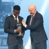 FIFA-Präsident Gianni Infantino ehrte Vinícius Júnior bei einer Gala in Doha.