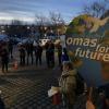 Vor der Sitzung des Kreistags protestierten die Omas for Future für den Erhalt der Stelle einer Klimaschutz-Managerin. 