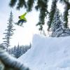 Abheben im Wald: Möglichkeiten, abseits der Piste einen Kicker zu bauen, gibt es im Red Mountain Resort genug.