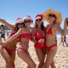 In Australien ist zu Weihnachten Sommer - und die Santas tummeln sich am Strand. (Archivbild)