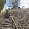 Am Hang rechts von der Treppe zum Wohngebiet auf dem Leitenberg in Finning soll gebaut werden. In der Nachbarschaft regt sich dagegen Protest.