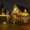 Seit 13 Jahren arbeitet Thomas Fischer an der festlichen Dekoration seines Hauses und des Gartens im Heimstättenweg in Augsburg. Mittlerweile zieht das Weihnachtslichterhaus in Kriegshaber sogar Besucher aus anderen Stadtteilen an.