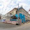 Die Gerüste am Bühnenturm des Theaters sind verschwunden. Grund ist, dass demnächst die Seitendächer abgerissen werden. Aktuell ist die Stadt Augsburg auf der Suche nach einem neuen Architekten fürs Theater.