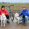 Michaela und Michael Remmele gemeinsam mit ihren beiden Huskys Kira und Nala.