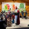 Mehr als 40 Kinder marschierten mit dem Nikolaus zum Bürgerhaus. Auf der Bühne gab es Geschenke und stimmungsvolle Musik. 