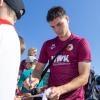 Auch das gehört zum Alltag eines Fußballprofis: Mert Kömür schreibt Autogramme am Trainingsplatz.