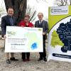 Landrat Thomas Eichinger, Landrätin Andrea Jochner-Weiß und Ministerialdirigent Dr. Josef Rott bei der Feier zur MVV-Verbunderweiterung in Schondorf.