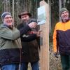 Bernhard Uhl, Bürgermeister Zusmarshausen und Vorstandsmitglied Naturparkverein, Hubert Kraus, Stellvertretender Landrat Landkreis Augsburg, Björn Raddatz, Geschäftsführer Naturparkverein, Theo Mayr, Wanderwegebeauftragter Naturparkverein beim Anbringen der Jubiläumswaldtafel (von links)