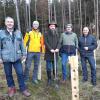 Axel Heiß, Behördenleiter AELF Augsburg und Vorstandsmitglied Naturparkverein, Silvio Mergner, Forstbetriebsleiter Forstbetrieb Zusmarshausen, Björn Raddatz, Geschäftsführer Naturparkverein, Hubert Kraus, Stellvertretender Landrat Landkreis Augsburg, Bernhard Uhl, Bürgermeister Zusmarshausen und Vorstandsmitglied Naturparkverein freuen sich nach der getanen Arbeit über das Ergebnis (von links).