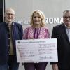 Die Firma Romakowski aus Buttenwiesen unterstützt den Bau eines Schutzhauses am Michelsberg bei Fronhofen mit 10.000 Euro. Bei der Übergabe des Spendenschecks: (von links) Rotary-Präsident Alexander Gumpp sowie Wiesia und Dieter Romakowski. 