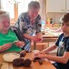 In der Weihnachtsbäckerei des Trachtenvereins Bad Wörishofen ist generationenübergreifend jeder mit Begeisterung dabei. Auf dem Foto von links: Renata Stubenvoll, Bärbl Kerler, Lorenz Hahn und Claudia Santjohanser.