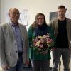 Bürgermeister Erwin Gerstlacher gratuliert Antje Goschütz zu 25 Jahren bei der Gemeinde Ried, daneben Geschäftsleiter Andreas Sausenthaler (von links). 