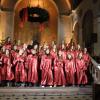 Mit voller Hingabe präsentierte der Gospelchor des Gymnasiums Friedberg unter Leitung von Beate Sobotta-Ritter (rechts) beim Weihnachtskonzert das Lied "Fix you" von Coldplay.