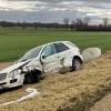 Auf der B16 zwischen Burgheim und Straß hat es am Donnerstag einen Unfall mit zwei Schwerverletzten gegeben. Die Bundesstraße ist gesperrt, ein Hubschrauber im Einsatz.