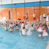 Zum Schluss ein Schlachtruf! 64 Kinder sind beim Schwimmunterricht dabei.