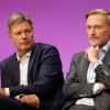 Robert Habeck (Grüne) (links) und der ehemalige Finanzminister, Christian Lindner (FDP) sind sich uneinig. (Archivbild)