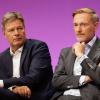 Robert Habeck und Christian Lindner, hier zu sehen auf dem Podium beim Startup Germany Summit 2024. Lindner will bei einem TV-Duell gegen Habeck antreten.