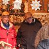 Holzschnitzer Christian Plancker aus Südtirol mit seinem Onkel Engelbert Runggaldier auf dem Weihnachtsmarkt in Neuburg. 