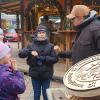 Christian Plancker unterhält sich auf dem Weihnachtsmarkt am Schrannenplatz gerne mit den jungen Besuchern. 2024 hat er ein Wappen für die Burgfunken geschnitzt, die kommendes Jahr ihr 70-jähriges Bestehen feiern. 