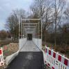 Die Behelfsbrücke über die Günz bei Kötz für Fußgänger und Radler bleibt auf
jeden Fall so lange stehen, bis der Ersatzneubau im nächsten Jahr gebaut
ist. 