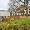 Der Kindergarten in Ottmarshausen ist derzeit wegen Befalls mit Schimmel und einem akuten Personalmangel geschlossen. Ein Notbetrieb könnte im Januar bei Bedarf in der Alten Schule stattfinden (rechts im Bild).