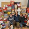 Hannes Ernstberger (von links), Jürgen Wiedemann und Tobias Pampa mit 111 Weihnachtsgeschenken.