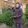 Bettina und Michael Thomas aus Augsburg haben ihren Weihnachtsbaum gefunden. 