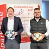 Von links: Daniel Gastl, Landrat Hans Reichhart und Spielgruppenleiter Fatih Kayan. 