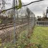 Die Gleise entlang der Bahnstrecke sind im Bereich im Starkfeld mit einem Zaun abgetrennt. 