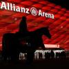 Die Allianz Arena in München erstrahlt vor dem Heimspiel des FC Bayern gegen RB Leipzig in Rot.