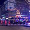 Einsatzkräfte von Rettungsdiensten und Feuerwehr sind im Einsatz auf dem Weihnachtsmarkt in Magdeburg.