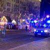 Einsatzkräfte von Rettungsdiensten sind im Einsatz auf dem Weihnachtsmarkt in Magdeburg.